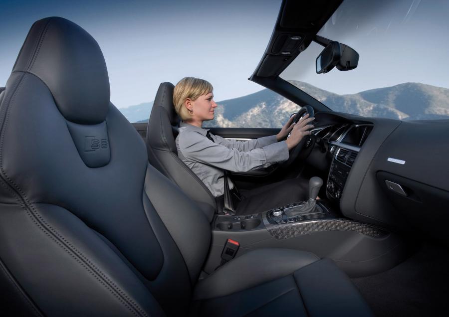 Интерьер Audi S5 Cabriolet 2009 года  (фото 36 из 56)